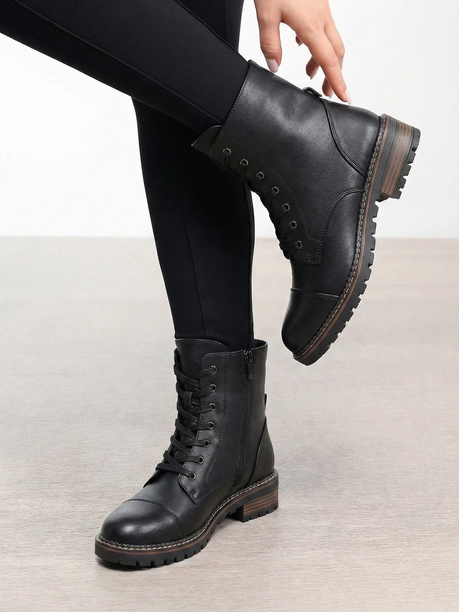 Ботинки черного цвета на среднем каблуке